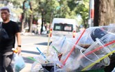 在第三郡第六坊范玉石街上裝滿塑料 杯子和吸管的垃圾桶。