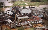 2019年3月20日，在熱帶氣旋“伊代”肆虐後，莫桑比克中部布茲（Buzi)一座損毀的工廠。（圖源：AFP）