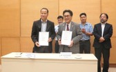 日本駐本市總領事Junichi Kawaue(前右)與平福省蒲登縣醫療中心代表簽署體能康復科新建項目無償援助協議。（圖源：黃廉）