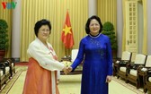 國家副主席鄧氏玉盛（右）接見朝鮮與越南友好協會副主席Ri Kang Juk。（圖源：VOV）