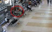 從東區車站的安寧錄像頭顯示阿仙正在接近並邀請受害者吃食品。