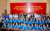中國宋慶齡基金會代表團與市師範大學校長及中文系師生合照。
