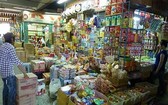 2018年，越南零售市場的營收總額為1433億美元。然而，現代零售渠道僅佔21%，其餘是傳統零售渠道佔79%，並有逾9000個傳統街市與140萬間雜貨店。（示意圖源：互聯網）