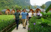 政府副總理武德膽（前右）親往視察廣平省佈澤縣福澤鄉開發的農莊農家樂（Farmstay）旅遊模式。（圖源：妙香）