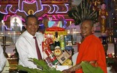 政府常務副總理張和平（左）向永隆省愛國僧人團結協會代表贈送禮物。（圖源：越通社）