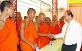 政府總理阮春福向高棉族南宗佛教學院學員賀年。（圖源：VGP）