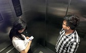 乘電梯時，不應只顧看手機。