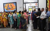 當地時間11日，印度加濟阿巴德，印度大選期間，人們排隊在投票站投票。（圖源：AFP）