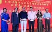 何冠忠先生（左二）向各華文中心捐贈善款。