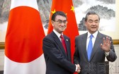 日本外相河野太郎（左）15日在北京與中國國務委員兼外交部長王毅舉行會談，確認了為6月在大阪召開的二十國集團(G20)峰會取得成功而合作。（圖源：共同社）