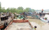 在同奈河上非法採沙船被職能力量查獲。（圖源：互聯網）