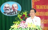 黨中央書記、越南祖國陣線中央委員會主席陳清敏在接觸會上回答選民的詢問。