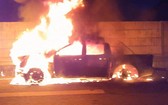 一輛皮卡車在本市-隆城-油曳高速公路上失火燃燒現場。（圖源：視頻截圖）