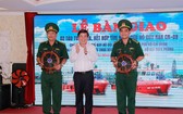 市人委會主席阮成鋒（中）向市邊防部隊象徵式移交兩艘CN09號救援船和10艘高速汽艇。（圖源：市黨部新聞網）