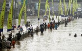 雅加達街道被淹沒。（圖源：AP）