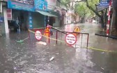 昨(30)日上午，河內強降雨，多條街道成澤國。（圖源：視頻截圖）