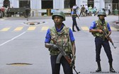 斯里蘭卡士兵在聖安東尼教堂外警戒。（圖源：AP）