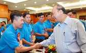政府總理阮春福與技術工人交談。（圖源：越勇）