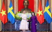 國家副主席鄧氏玉盛（右）與瑞典女王儲維多利亞‧英格麗‧愛麗絲‧黛茜蕾舉行會談。（圖源：Zing）