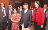 尼泊爾聯邦民主共和國總理卡德加‧普拉薩德‧夏爾馬‧奧利偕夫人（中）將於本月9至13日對越南進行正式訪問並出席聯合國衛塞節(Vesak)大典。（圖源：PTI）