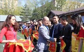 越南駐俄羅斯共青團支書陳唯成向參賽隊代表贈送紀念錦旗。（圖源：互聯網）