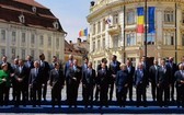 歐盟27個成員國領導人在羅馬尼亞錫比烏市政廳前合影。（圖源：路透社）
