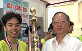 盧耀南理事長頒獎給獲第一名 的新平郡阮嘉韶學校籃球隊。