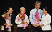 市委副書記武氏蓉（右一）向良好落實“學習與傚法胡志明主席思想、道德與榜樣”運動的典範人物頒獎。
