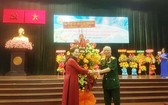市委副書記、市人民議會主席阮氏麗(左)向潘克禧少將送鮮花祝賀。（圖源：懷南）