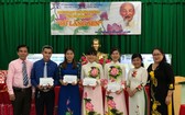 市教育與培訓廳工會主席阮氏女向4位華文科優秀教師頒獎。