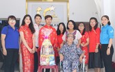 郭清雅（左二）和各優秀民族青年與越南英雄母親阮金華合照。