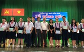穗城會館理事長盧耀南(左七)向麥劍雄學校優秀學生頒獎。