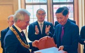 法蘭克福市長費爾曼與市人委會副主席 陳永線簽署備忘錄。（圖源：德顯）