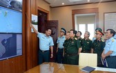 國防部長吳春歷大將視察國防部所屬越南直升機總公司的18兵團司令部。（圖源：維同）