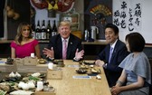 美國總統特朗普和日首相安倍晉三共享晚餐。（圖源：AP）