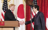 日本首相安倍晉三和美國總統特朗普27日在首腦會談上就日美貿易談判一致同意，將朝著儘快談妥加快磋商。（圖源：共同社）