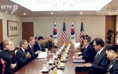 韓國國防部長官鄭景斗3日在首爾與到訪的美國代理國防部長沙納漢舉行會談，雙方就終止韓美“乙支自由衛士”聯合軍事演習達成一致。（圖源：CCTV視頻截圖）