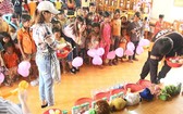 給山區兒童們組辦有獎的娛樂活動。