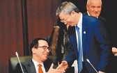 在日本福岡召開的G20財長和央行行長會議上,大陸人民銀行行長易綱(右)與美國財政部長穆努欽(左)握手。(圖源:路透社)