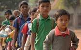 印度阿薩姆邦（Assam）一間學校門口每星期都會出現一個奇景，就是學生手持一大袋塑膠垃圾排隊進入校園，原來一袋袋垃圾對他們而言就是「學費」。（圖源：互聯網）