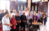 永隆省歷代領導、原領導在部長會議主席范雄紀念館上香緬懷。（圖源：越通社）