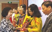原國家副主席張美華贈送鮮花給熱心人士。