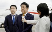 日本首相安倍晉三前往伊朗並在機場接受採訪。（圖源：共同社）