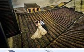 在會安古埠的古屋頂上拍婚照是侵犯遺跡的行為。