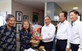 阮春福總理向資深新聞工作者贈送禮物祝賀。（圖源：越通社）