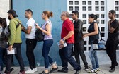 委內瑞拉人在厄瓜多爾 - 秘魯邊境排隊等候為護照蓋章。（圖源：聯合國難民署）