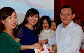 《西貢解放報》總編輯阮晉豐向本報幹部頒發紀念章。