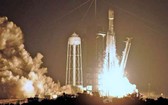 當地時間25日，美國卡納維拉爾角，“獵鷹”重型火箭搭載24顆衛星在肯尼迪航天中心發射升空。（圖源：互聯網）