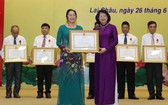 國家副主席鄧氏玉盛（前右）向競賽運動得獎者頒發獎狀。（圖源：越通社）
