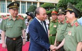阮春福總理親切問候公安幹部。（圖源：越通社）